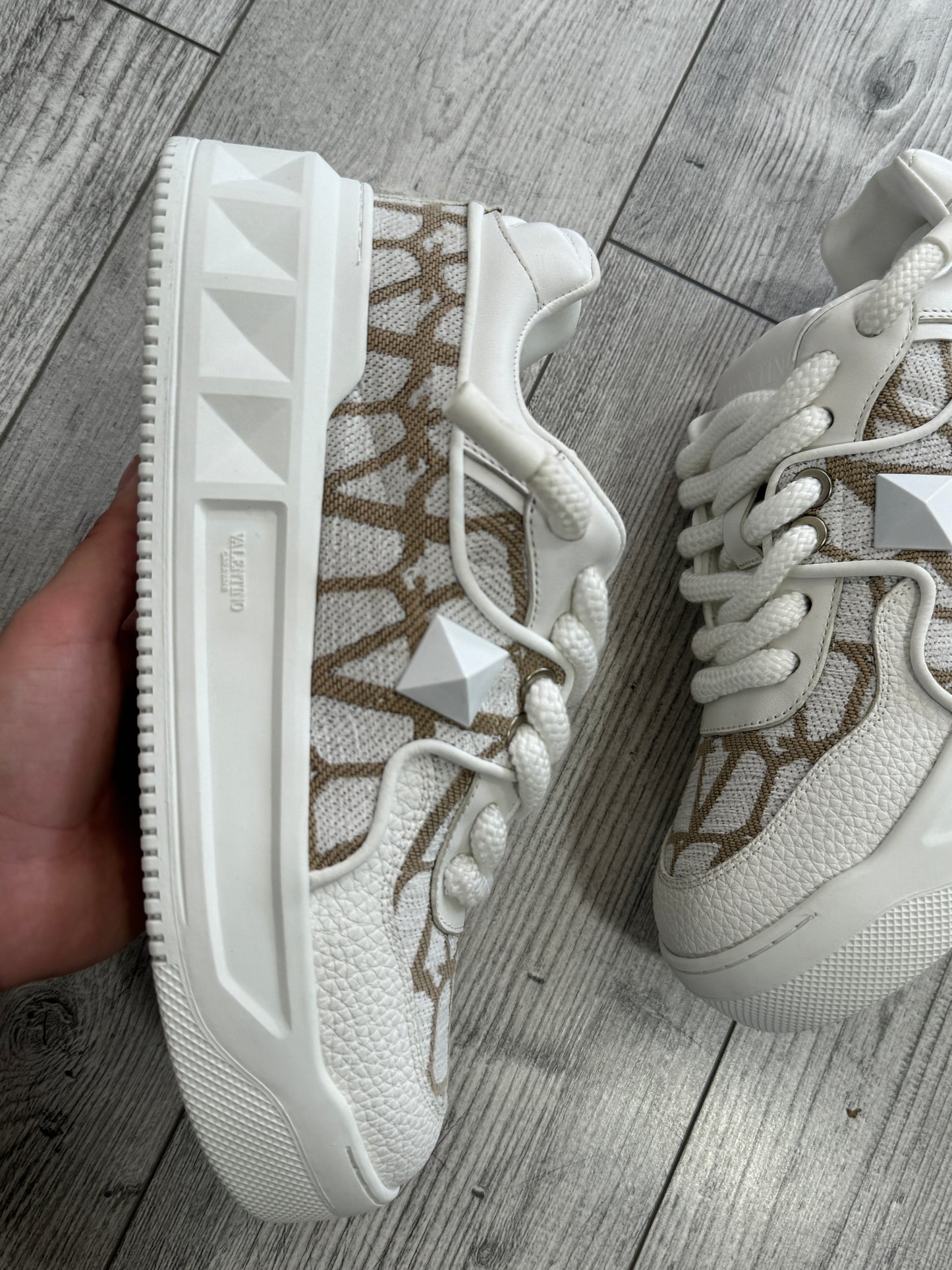 A Valentino sneakers