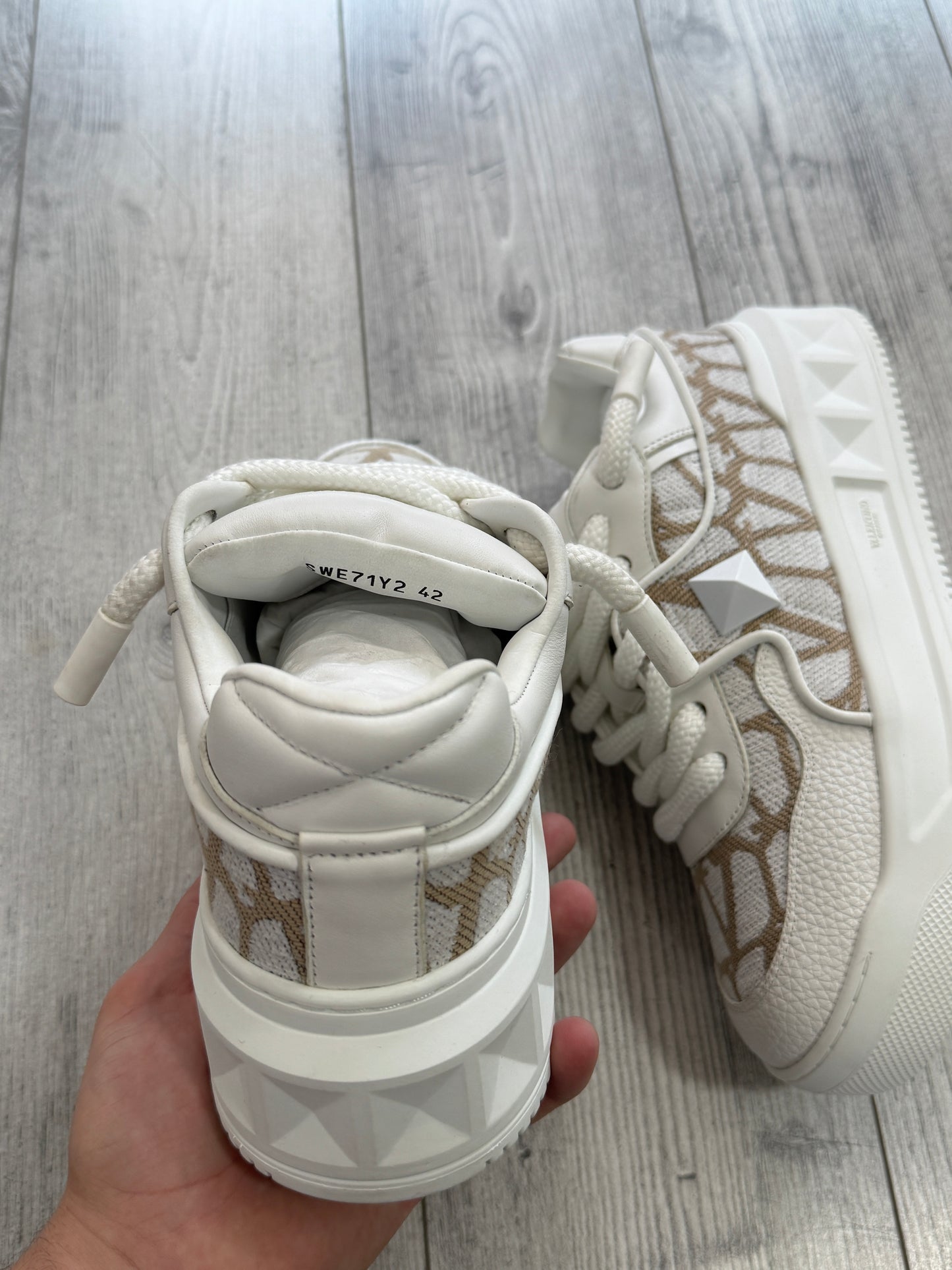 A Valentino sneakers