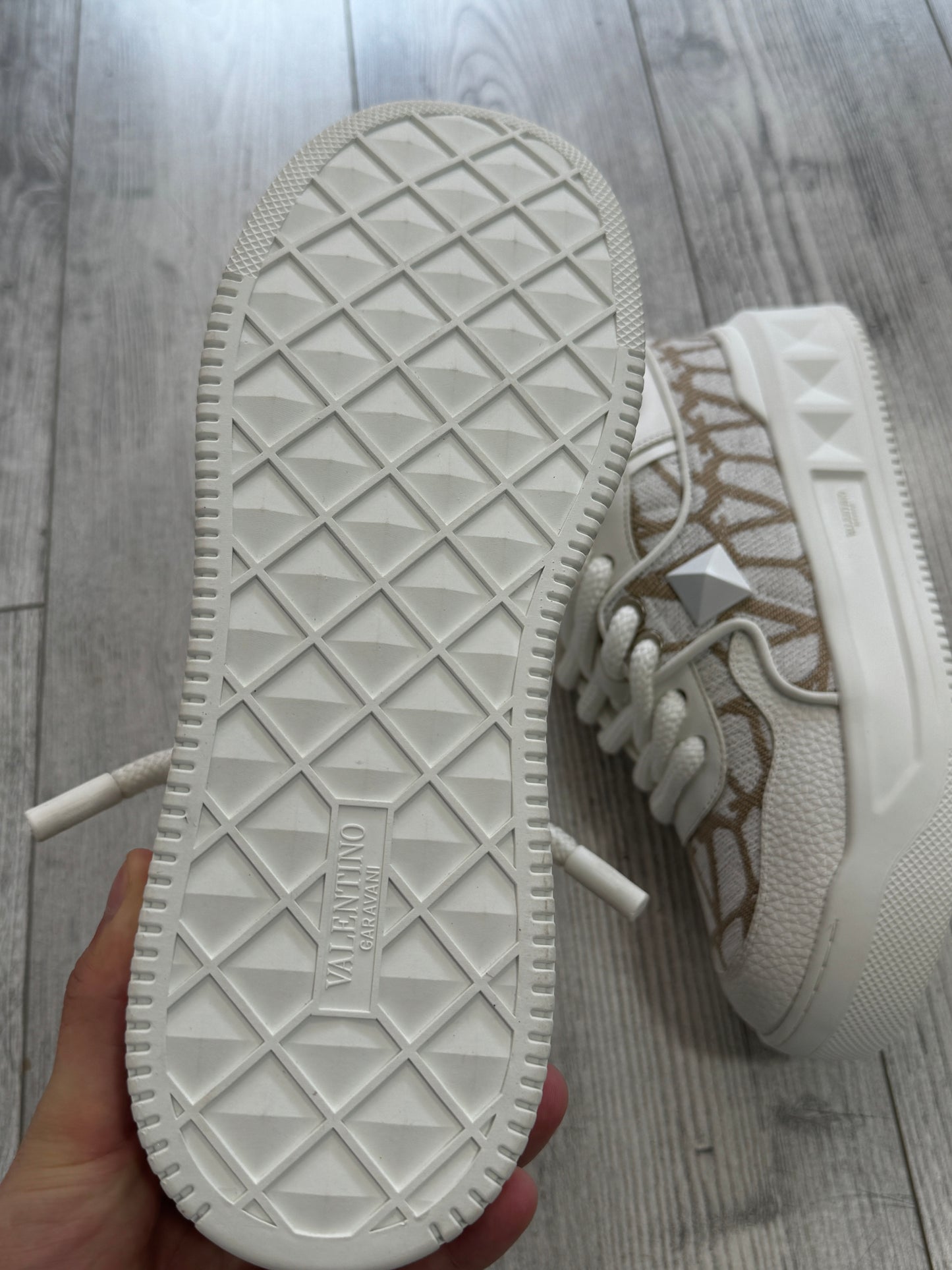 A Valentino sneakers
