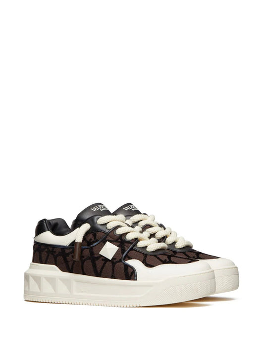 A Valentino sneakers